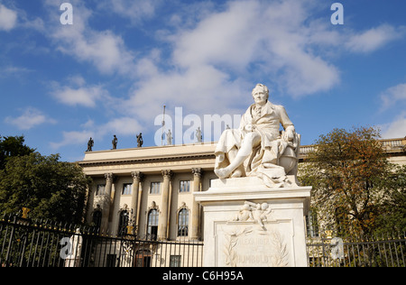 Statua di Alexander von Humboldt al di fuori dell Università Humboldt di Berlino, Germania. Foto Stock