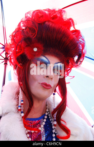 Marcher a Manchester Gay Pride Parade, Manchester, Inghilterra Foto Stock