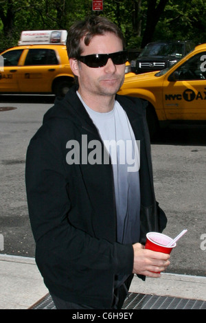 Stella di NASCAR Jeff Gordon si diparte il suo hotel New York City, Stati Uniti d'America - 28.04.10 Ray Filmano Foto Stock