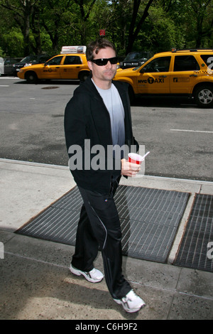 Stella di NASCAR Jeff Gordon si diparte il suo hotel New York City, Stati Uniti d'America - 28.04.10 Ray Filmano Foto Stock