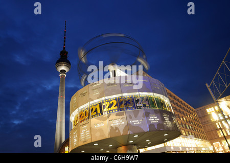 Famoso orologio mondiale a Alexanderplatz con la torre della TV di notte, Berlino, Germania. Foto Stock