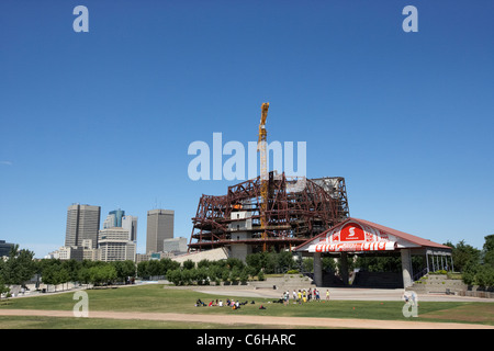 In corso di realizzazione presso il nuovo museo canadese per i diritti umani e la scotiabank stadio a forche Winnipeg Manitoba Canada Foto Stock