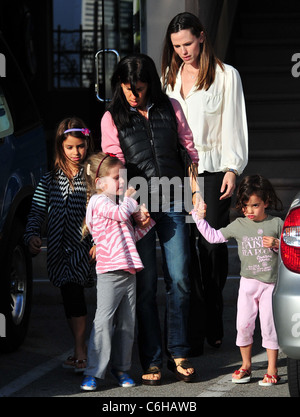 Jennifer Garner e un amico prendere i suoi figli Violet Affleck e Seraphina Affleck per una passeggiata a Santa Monica, California - Foto Stock