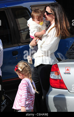 Jennifer Garner e un amico prendere i suoi figli Violet Affleck e Seraphina Affleck per una passeggiata a Santa Monica, California - Foto Stock