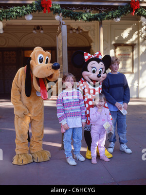 I bambini con Plutone e Minnie caratteri, Fantasyland, Disneyland, Anaheim, California, Stati Uniti d'America Foto Stock