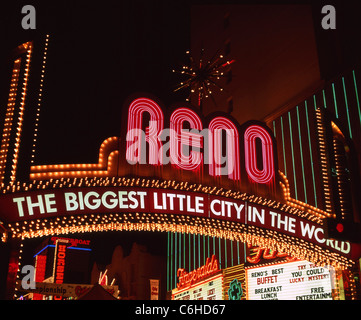 "La più grande piccola città del mondo' Virginia Street arch segno di notte, Downtown, Reno, Nevada, Stati Uniti d'America Foto Stock