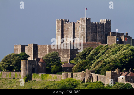 Il castello di Dover come visto dal mare Foto Stock