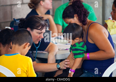 Consultazione medica da la USNS Comfort nave ospedale, San Salvador El Salvador Foto Stock