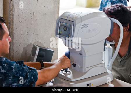 Gli esami oculistici dal USNS Comfort Nave ospedale in San Salvador El Salvador Foto Stock