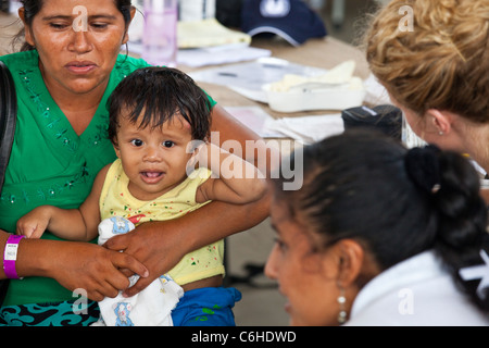 La donna e il suo bambino in una clinica da la USNS Comfort nave ospedale, San Salvador El Salvador Foto Stock