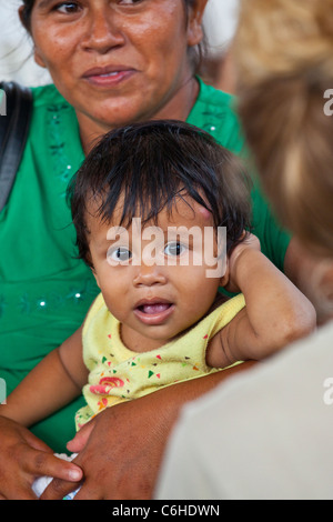 La donna e il suo bambino in una clinica da la USNS Comfort nave ospedale, San Salvador El Salvador Foto Stock