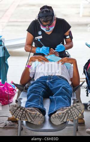 Teen ottiene un lavoro dentario dal USNS Comfort nave ospedale, San Salvador El Salvador Foto Stock