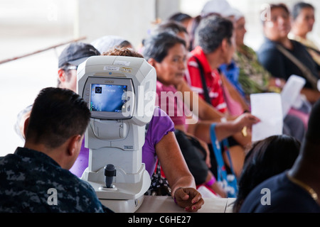 Gli esami oculistici dal USNS Comfort Nave ospedale in San Salvador El Salvador Foto Stock