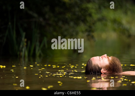 Testa di uomo barbuto galleggiante nel Lago - Montagna di cedro, North Carolina, STATI UNITI D'AMERICA Foto Stock