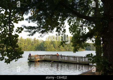 Il lago di Julian Park Molo Pesca - Arden, North Carolina, STATI UNITI D'AMERICA Foto Stock