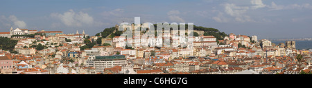 Panorama con vista sul quartiere di Alfama, da Graça Chiesa, Castelo de Sao Jorge castle e Catedral da Sé, Lisbona, Portogallo Foto Stock