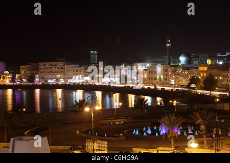 Vista di Muttrah Corniche di notte. Il Muscat, Sultanato di Oman Foto Stock