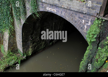 Portale nord della Galleria Shrewley sul Grand Union Canal, Warwickshire, Regno Unito Foto Stock