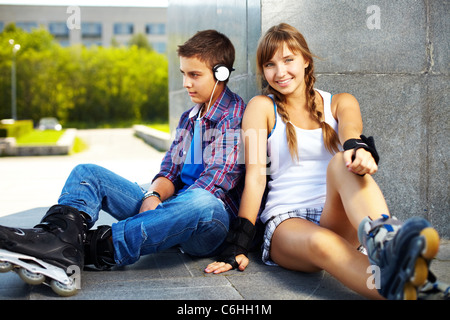 Paio di felice teens trascorrere il proprio tempo libero al di fuori Foto Stock