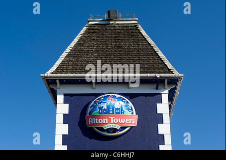Torre presso l'ingresso principale al parco dei divertimenti di Alton Towers che mostra il loro logo Foto Stock