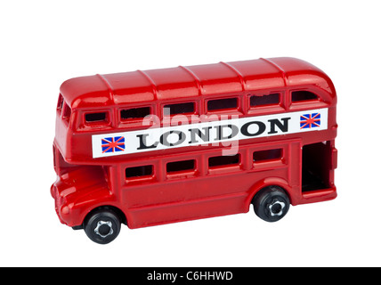 RED LONDON BUS TOY intaglio su sfondo bianco Foto Stock