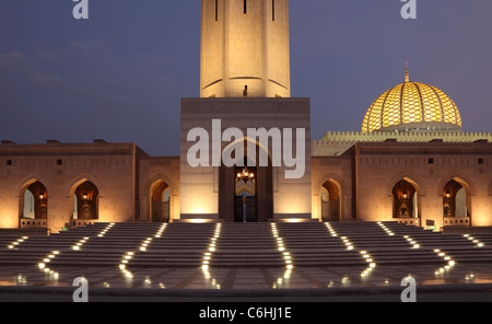 Sultan Qaboos grande moschea illuminata di notte. Mascate e Oman Foto Stock