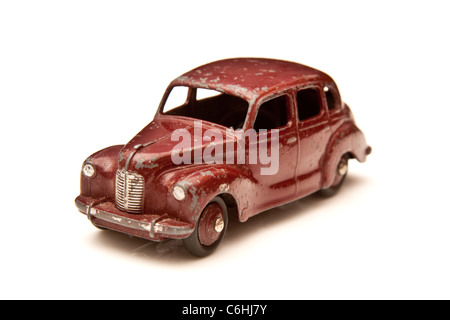 Maroon Dinky giocattolo auto, Austin Devon 40d su un bianco di sfondo per studio. Foto Stock