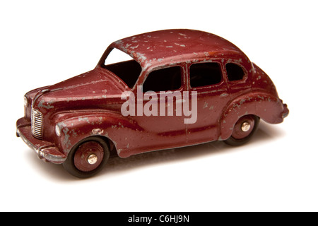 Maroon Dinky giocattolo auto, Austin Devon 40d su un bianco di sfondo per studio. Foto Stock