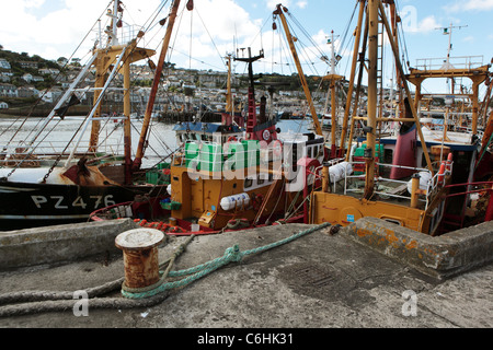 Barche da pesca legato accanto a Newlyn, Cornwall Foto Stock