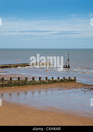 Spiaggia a bassa marea a Clacton On Sea, Essex, Inghilterra Foto Stock