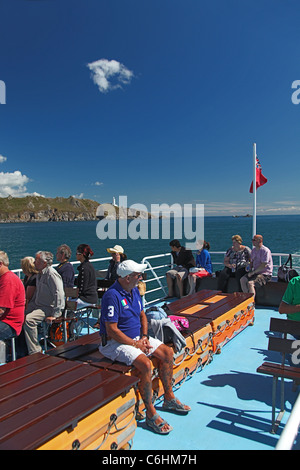 I passeggeri a bordo di un traghetto barca a vela lungo la South Devon costiera tra Dartmouth e Salcombe, Devon, Inghilterra, Regno Unito Foto Stock