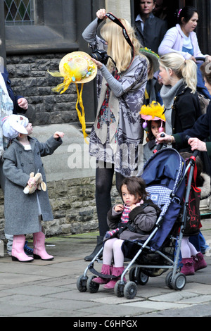 Gravidanza modello tedesco, Claudia Schiffer e sua figlia Clementina partono una chiesa dove le ragazze da una scuola locale prendere parte Foto Stock