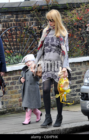 Gravidanza modello tedesco, Claudia Schiffer e sua figlia Clementina partono una chiesa dove le ragazze da una scuola locale prendere parte Foto Stock