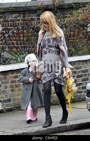 Gravidanza modello tedesco, Claudia Schiffer e sua figlia Clementina partono una chiesa dove le ragazze da una scuola locale prendere parte Foto Stock