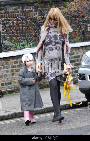 Gravidanza modello tedesco, Claudia Schiffer e sua figlia Clementina partono una chiesa dove le ragazze da una scuola locale prendere parte Foto Stock