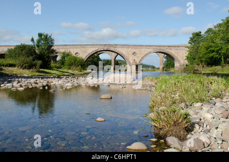 Il viadotto ferroviario e il ponte stradale tra nord fiume Esk ancora acqua a San Ciro Riserva Naturale Nazionale - Kincardineshire Foto Stock