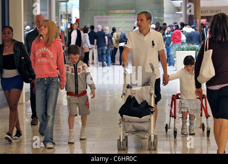 Julie Neville, Harvey Neville, Phile Neville e Isabella Neville calciatore inglese Phil Neville negozi con la sua famiglia a Foto Stock