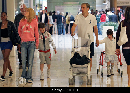 Julie Neville, Harvey Neville, Phile Neville e Isabella Neville calciatore inglese Phil Neville negozi con la sua famiglia a Foto Stock