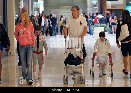 Julie Neville, Harvey Neville, Phile Neville e Isabella Neville calciatore inglese Phil Neville negozi con la sua famiglia a Foto Stock