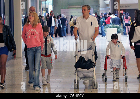 Julie Neville, Harvey Neville, Phile Neville e Isabella Neville calciatore inglese Phil Neville negozi con la sua famiglia a Foto Stock