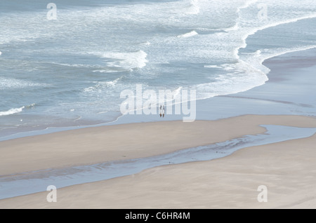 San Ciro Spiaggia Riserva Naturale Nazionale con modelli di surf e la gente a piedi - relax sulla sabbia 2 Foto Stock