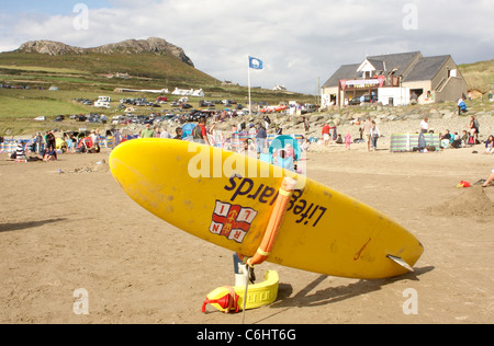 Un bagnino di Surfboard puntellato sul Whitesands Bay di St David's, Galles Foto Stock