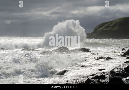 Baia di Stonehaven con massicce surf rompe sulla spiaggia rocciosa e scuro cielo tempestoso - Kincardineshire Foto Stock