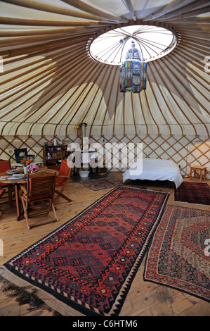 All'interno di un gran lusso Yurt nel Sussex l'ultima cosa in camping o glamping Foto Stock