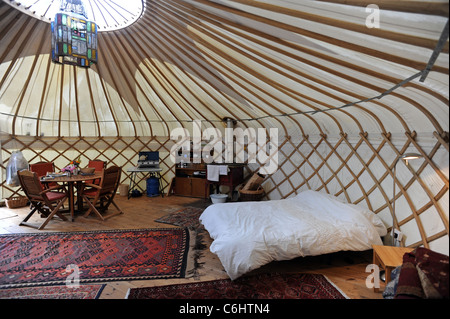 All'interno di un gran lusso Yurt nel Sussex l'ultima cosa in camping o glamping Foto Stock