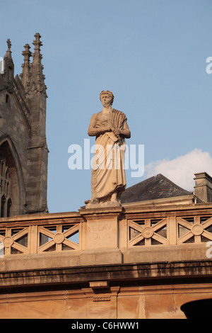 La statua dell'imperatore Claudio sulla terrazza sopra la grande vasca da bagno, i bagni romani, bagno, Somerset, Inghilterra. Foto Stock