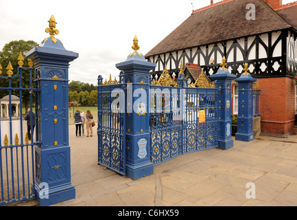 I cancelli in ferro della cava di Shrewsbury Shropshire England Regno Unito Foto Stock