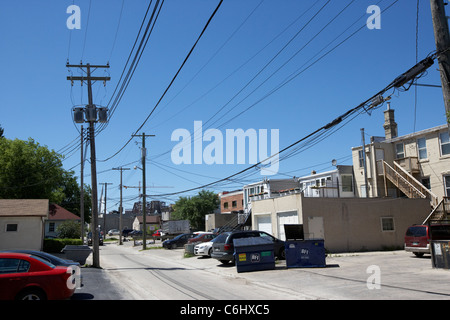 Locale di energia elettrica le linee di alimentazione e di distribuzione nel vicolo di negozi e case nel quartiere francese winnipeg Manitoba Canada Foto Stock