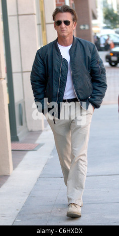 Sean Penn che arrivano a un centro medico a Beverly Hills con il suo assistente di Los Angeles, California - 16.02.10 Agent 47 Foto Stock