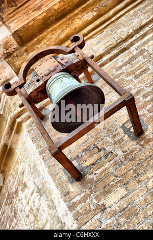 Old Bell close-up montato su una parete Foto Stock